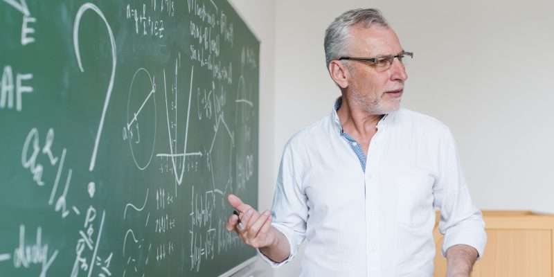 Profesor explicando ser funcionario de carrera
